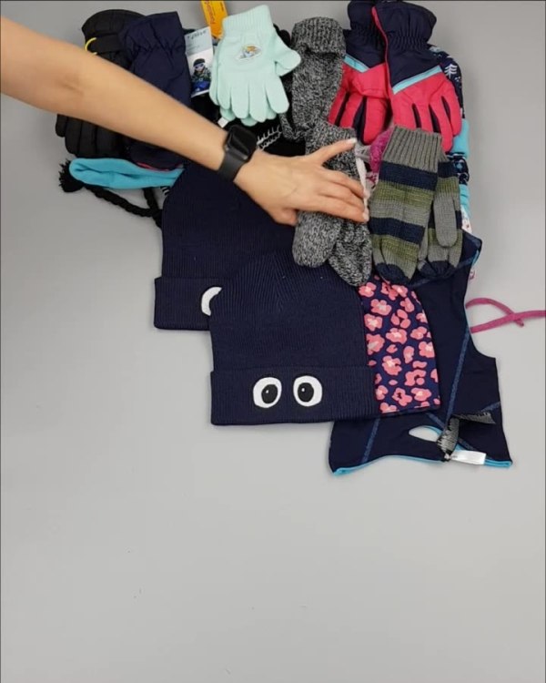 Фотография  968 - Шапки, шарфы, перчатки детские СТОК#3 кг, ЛОТ №2452 оптом в Сочи и Краснодарском крае