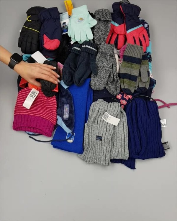 Фотография  813 - Шапки, шарфы, перчатки детские СТОК#3 кг, ЛОТ №2452 оптом в Сочи и Краснодарском крае
