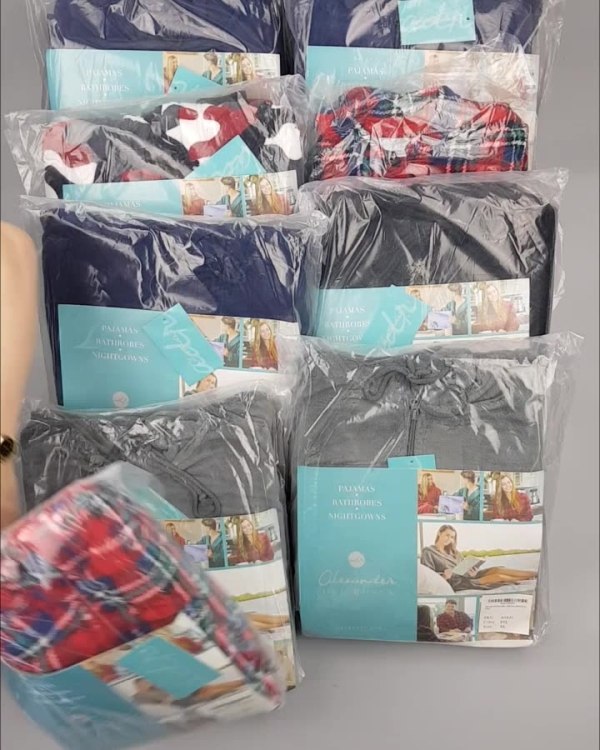 Фотография  715 - Халаты, комбинезоны (семейный) СТОК CAN#10 кг, ЛОТ №4448 оптом в Сочи и Краснодарском крае